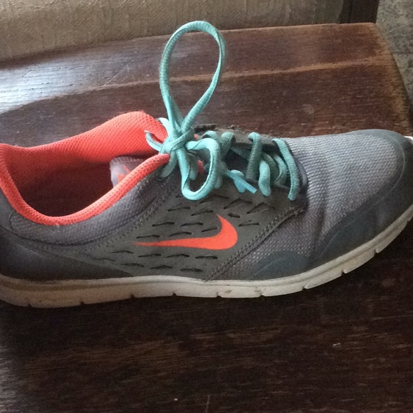 Pink, Blue and Grey Nike women’s running shoes. - Picture 3 of 7